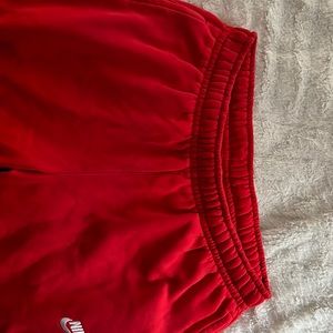they are really stretchy on the waist and adjust to your waist